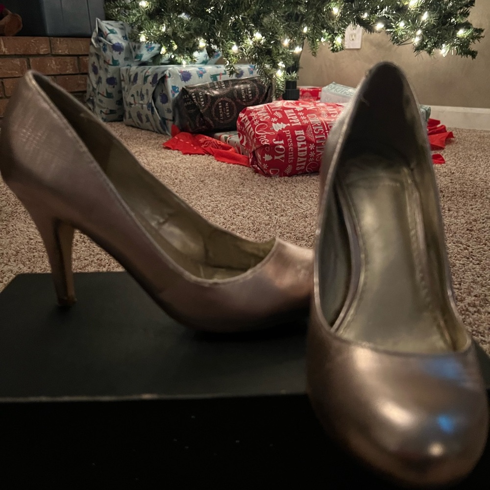 Size 6M Gold Heel